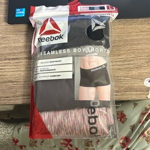 Reebok- Boyshorts Large
